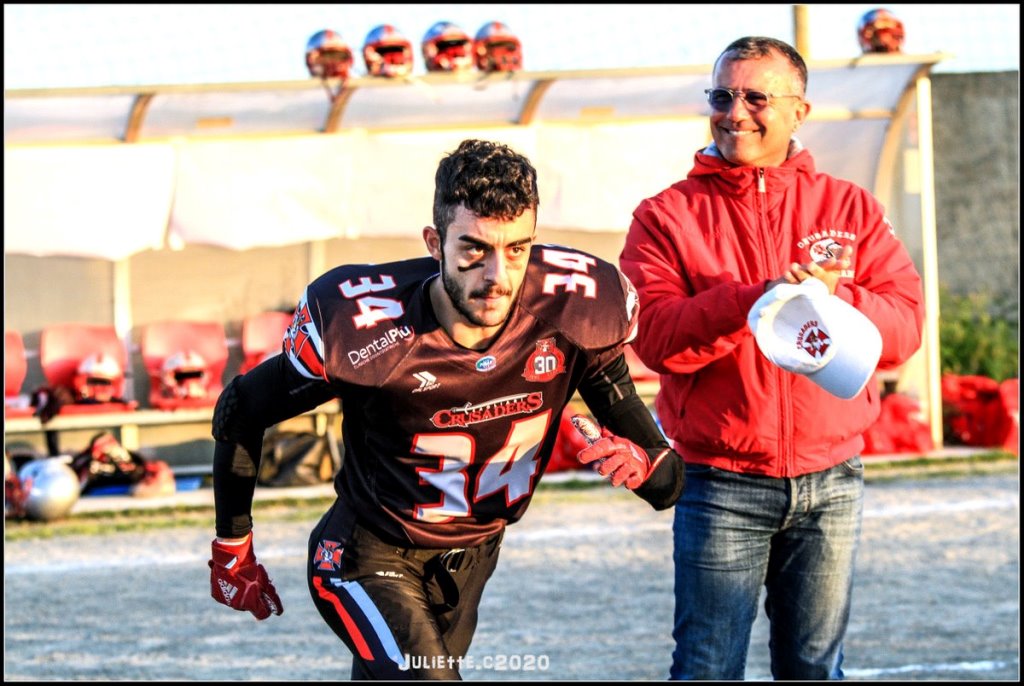 Espressioni agli antipodi con Giacomo Usai e il team manager Giuseppe Marongiu (Foto Giulia Congia)