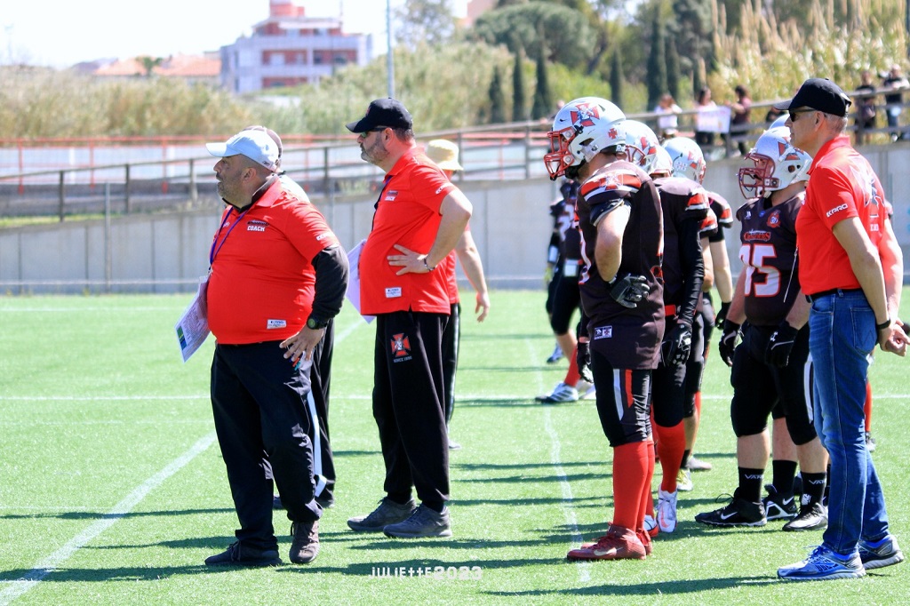 a dx il presidente Emanuele Garzia osserva la gara con i coach della difesa Nanni Polese e Antonio Nicolli (Foto Giulia Congia)