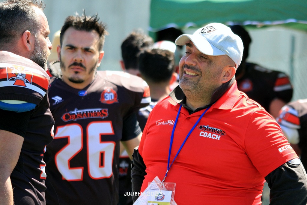 Il coach della difesa Nanni Polese interagisce con Massimiliano Antonino e Davide Cappai (Foto Giulia Congia)