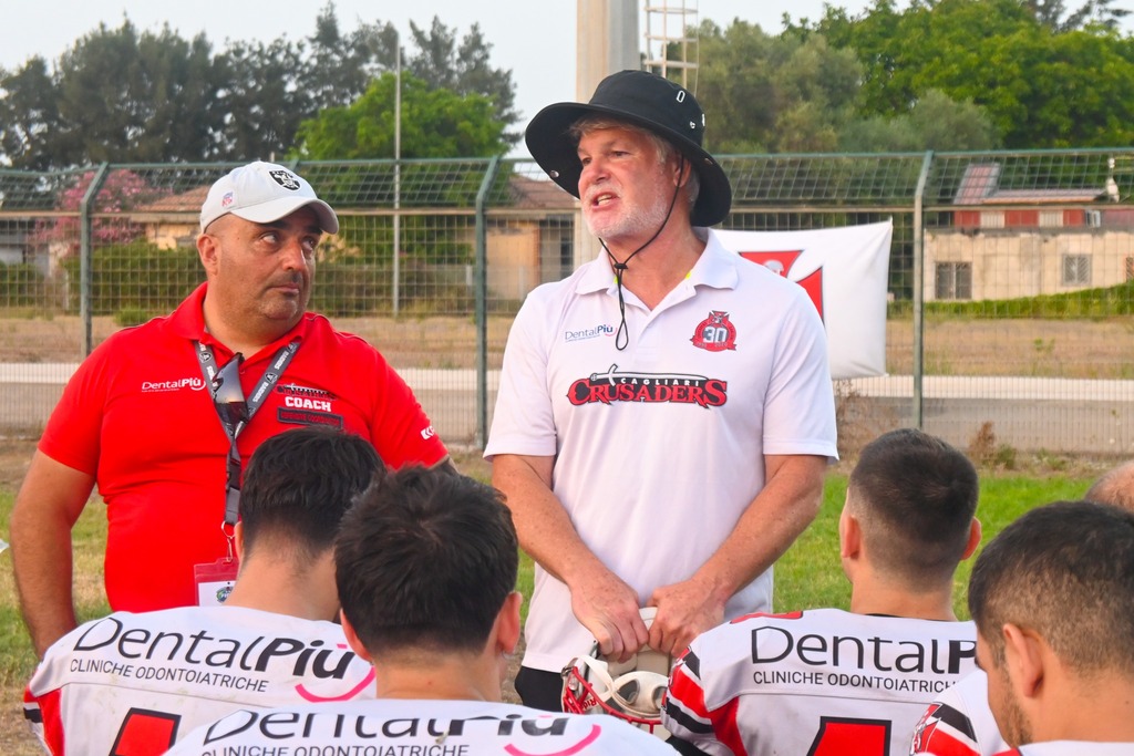 Al centro Tim Tobin osservato speciale da coach Nanni Polese (Foto Battista Battino)